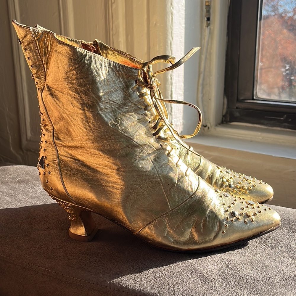 Vintage Western Gold studded leather Boots Size 9.5
